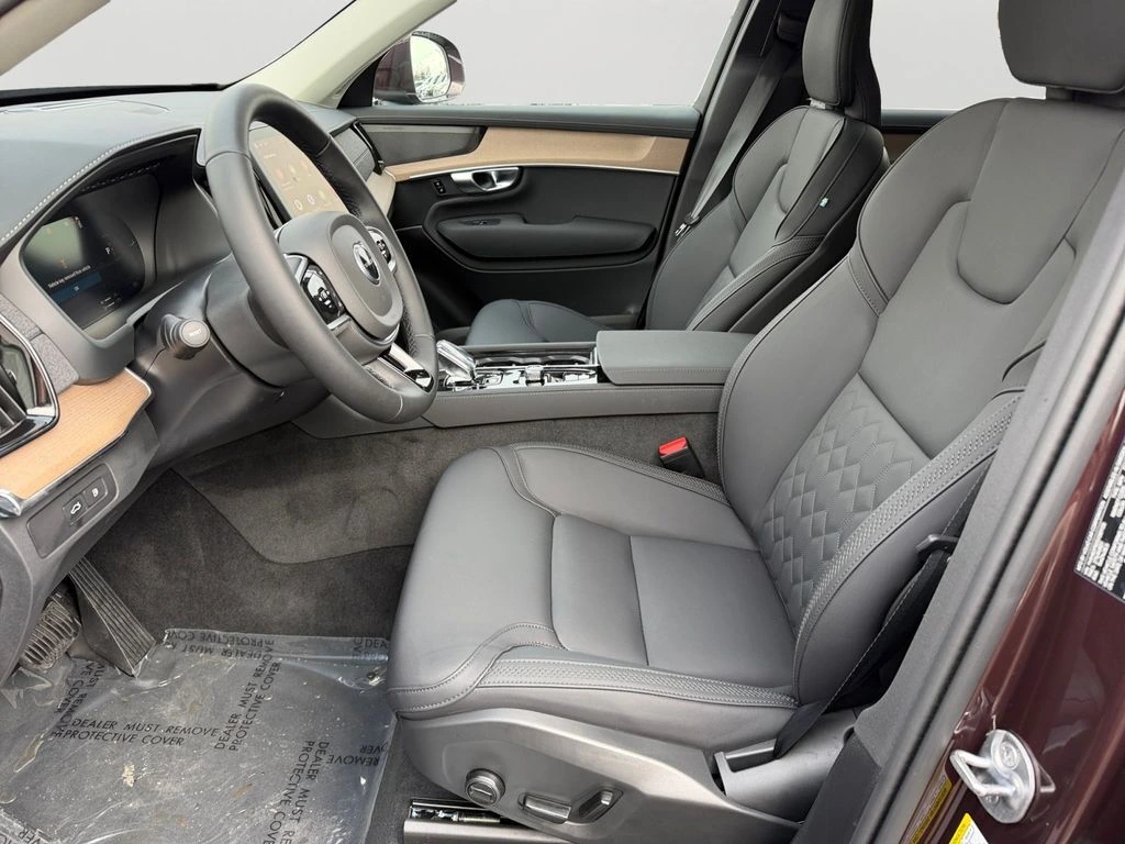 2025 Volvo - image 16