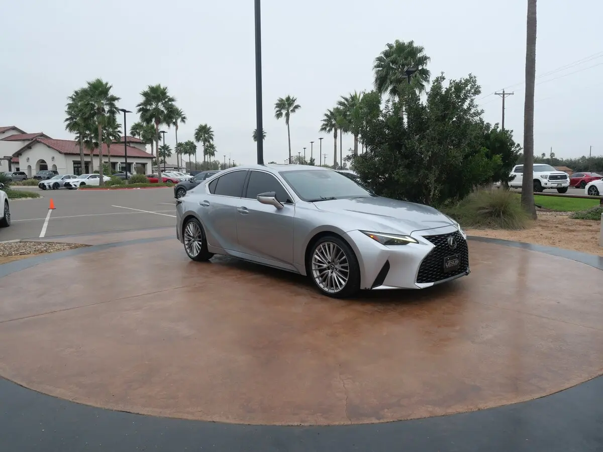 2023 Lexus IS 300's photo