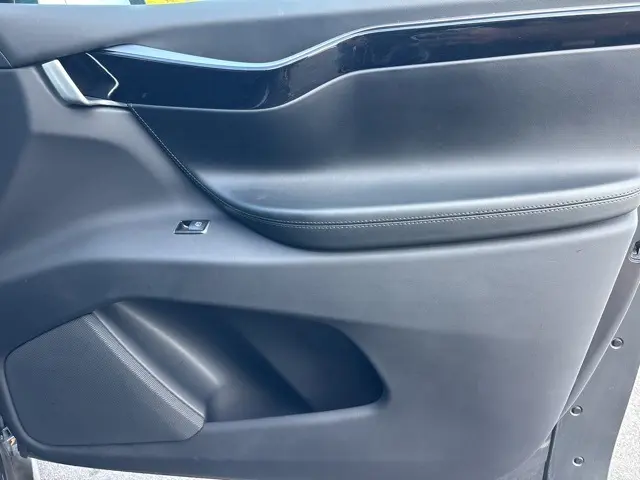 2017 Tesla Model X 75D photo 10