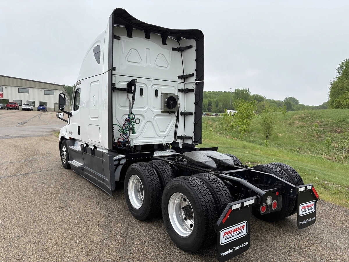2025 Freightliner Cascadia — photo 7