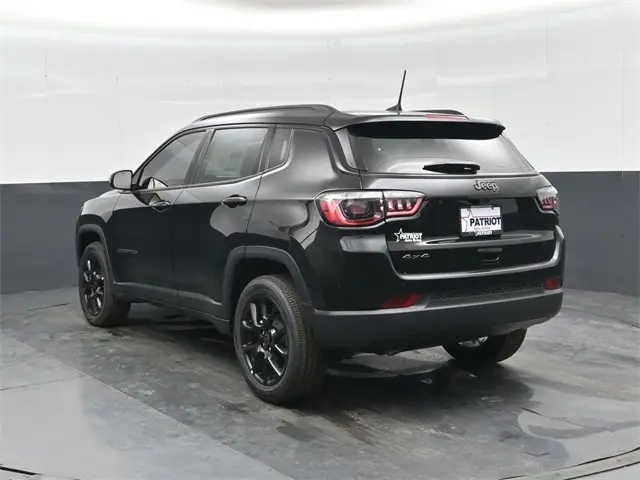 2026 Jeep Compass Latitude photo 4