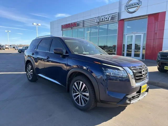 2022 Nissan Pathfinder Platinum's photo