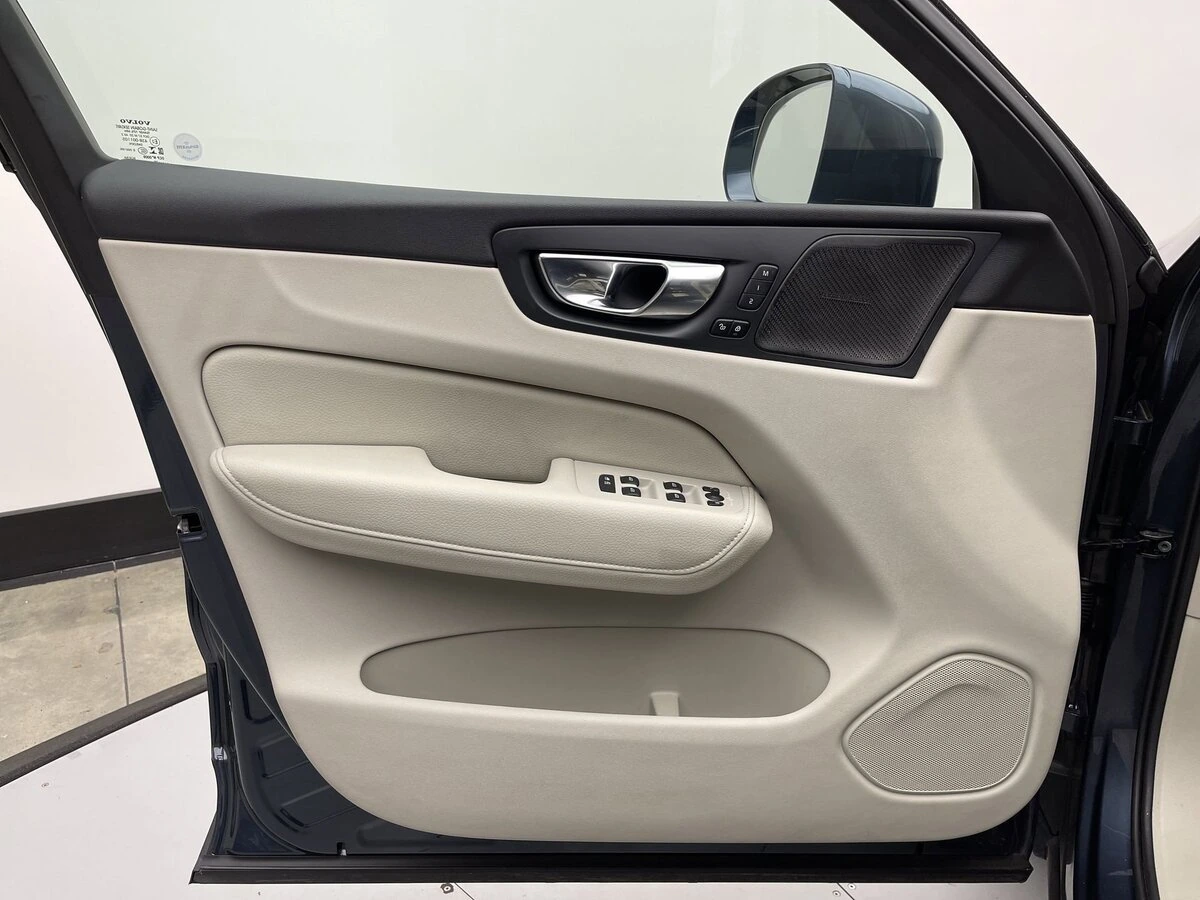 2020 Volvo - image 9