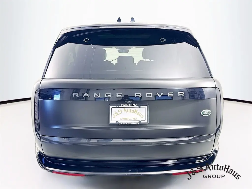 2023 Land Rover Range Rover SE photo 4