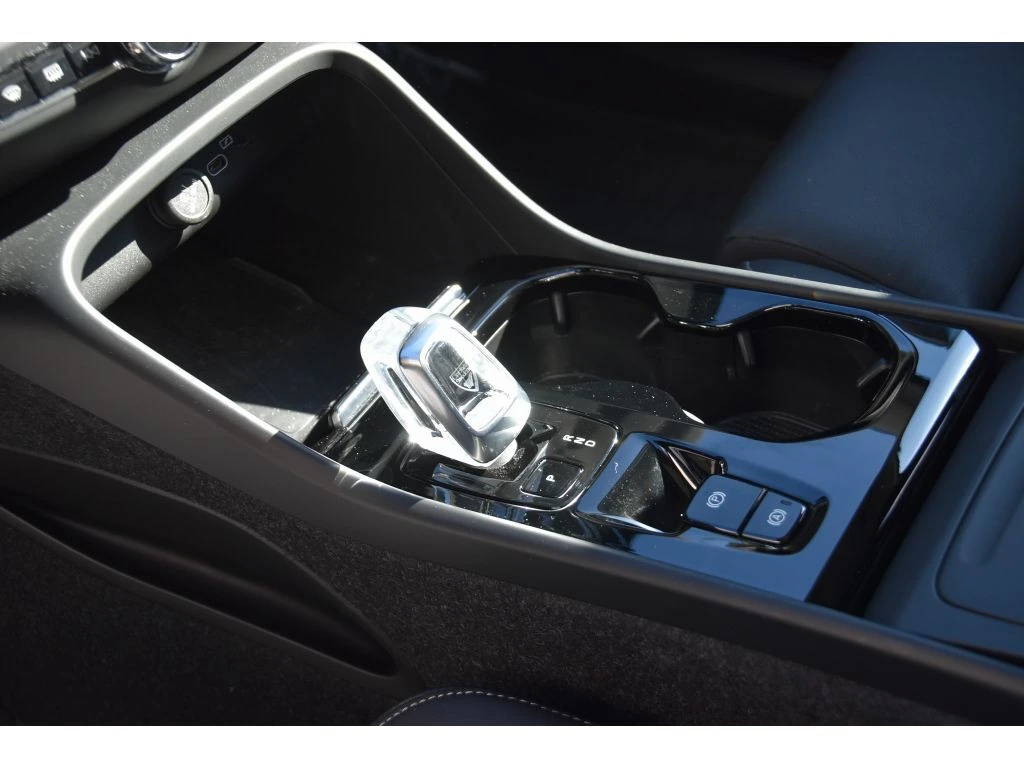 2025 Volvo - image 37