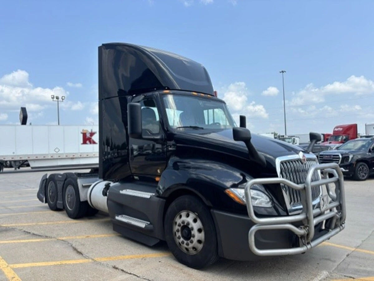2022 International LT in Cedar Rapids, IA — photo 3