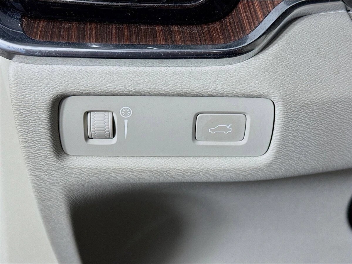 2021 Volvo - image 10