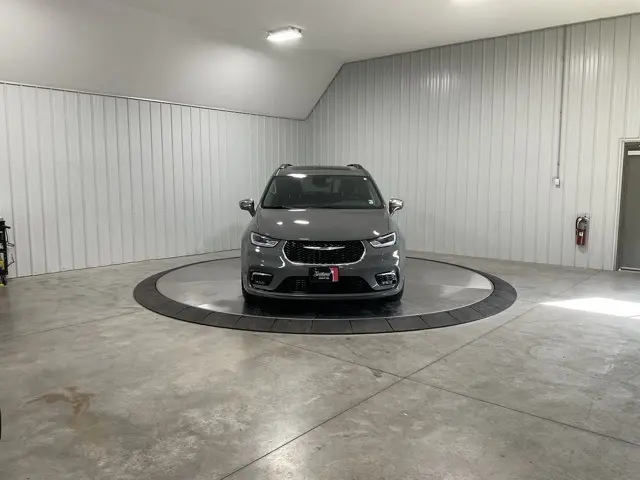 Used 2022 Chrysler Pacifica Limited with VIN 2C4RC1GGXNR194721 for sale in Roanoke, IN