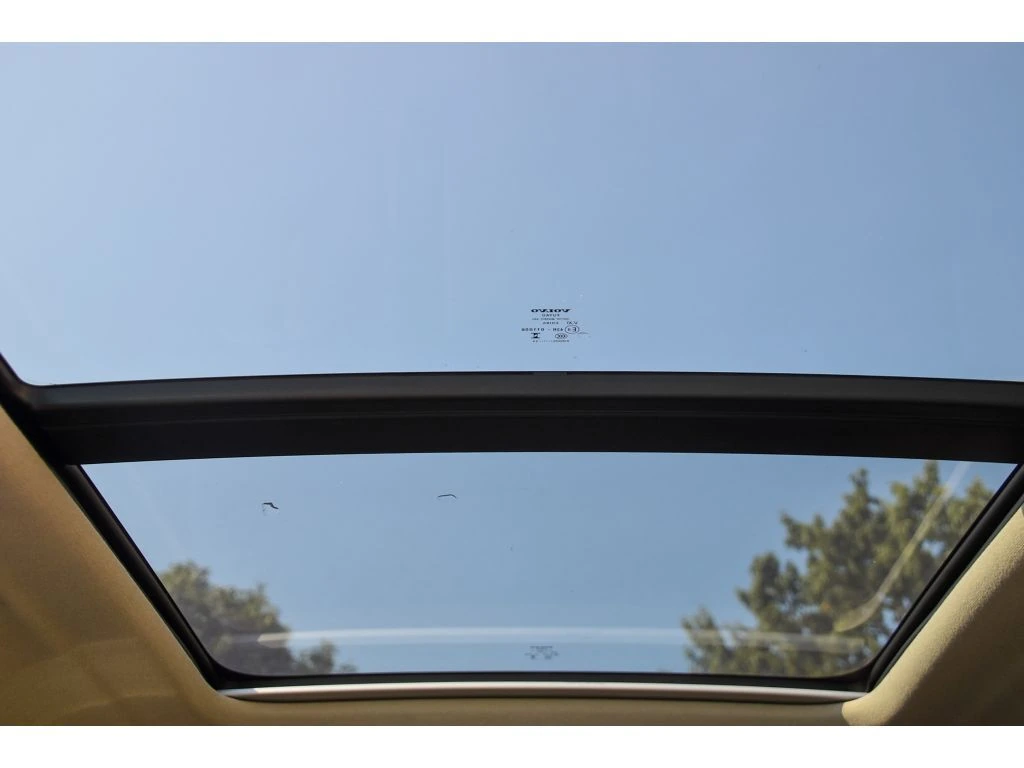 2025 Volvo - image 14