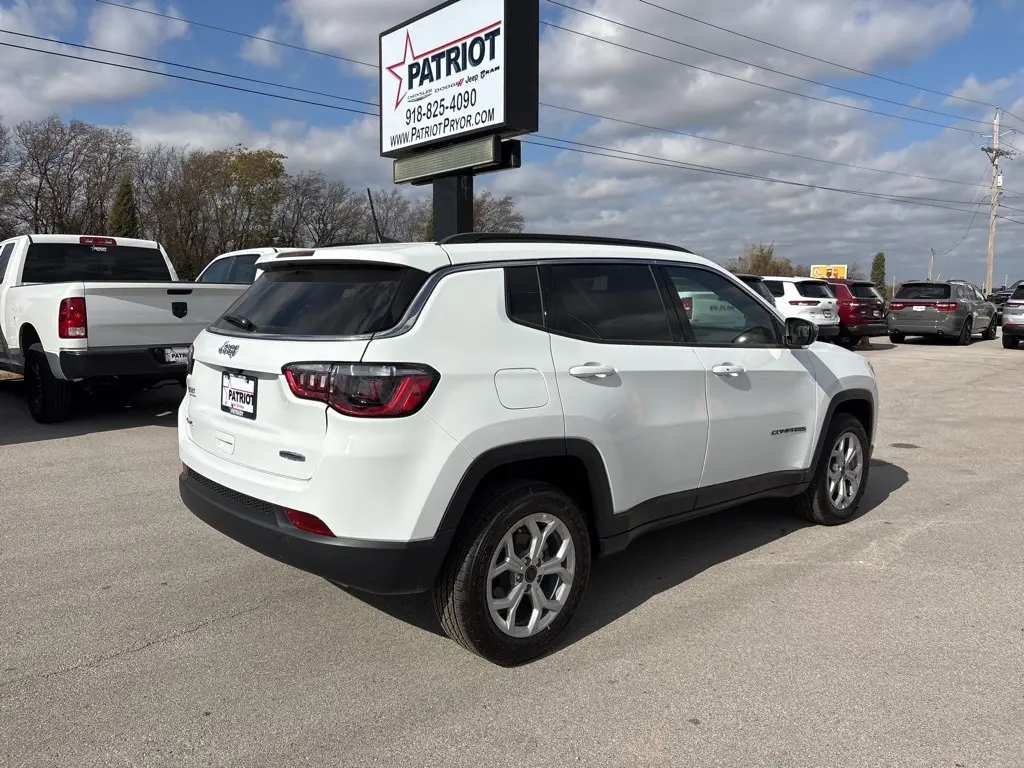 2026 Jeep Compass Latitude photo 3