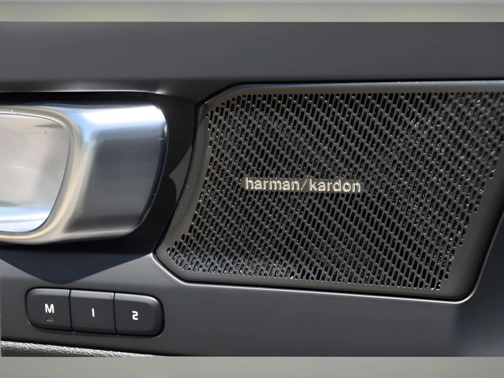 2025 Volvo - image 22