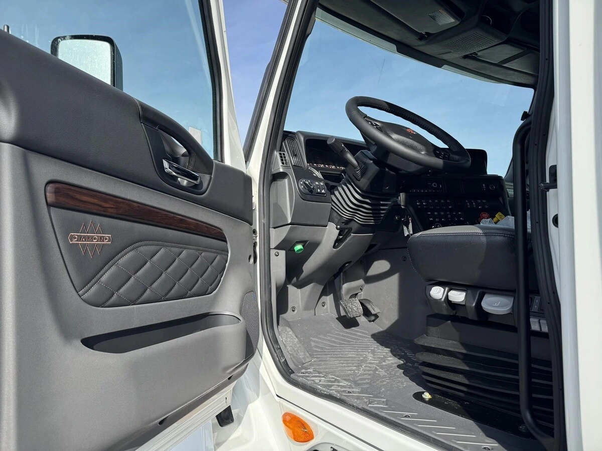 2025 International LT - image 5
