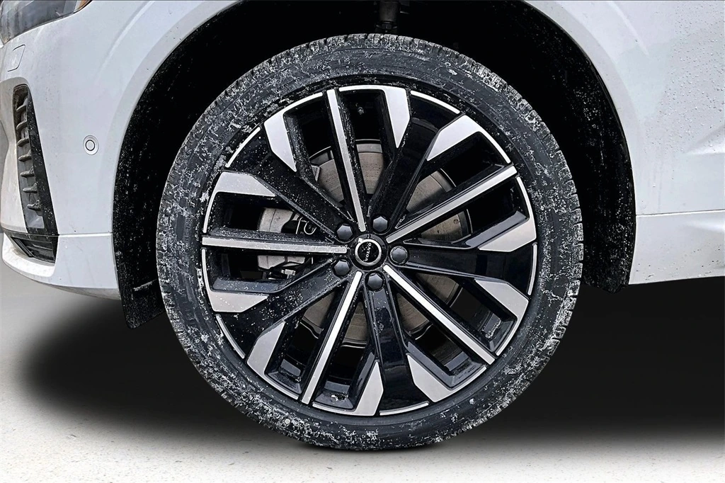 2026 Volvo - image 13