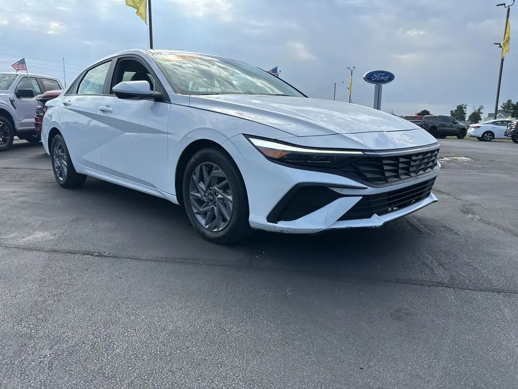 2024 Hyundai Elantra SEL photo 2