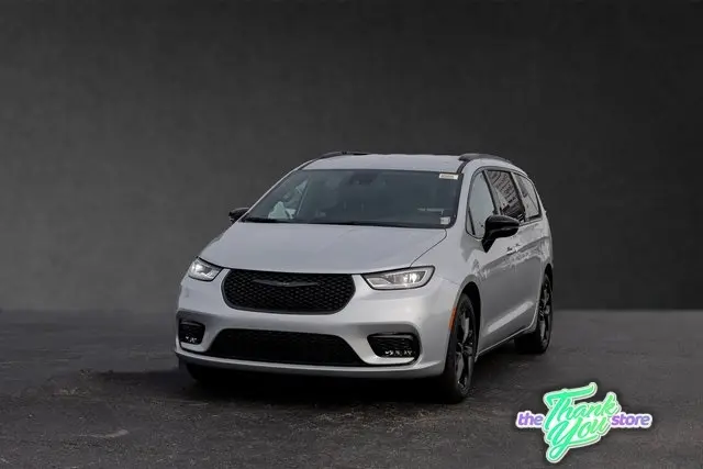 2026 Chrysler Pacifica Select's photo