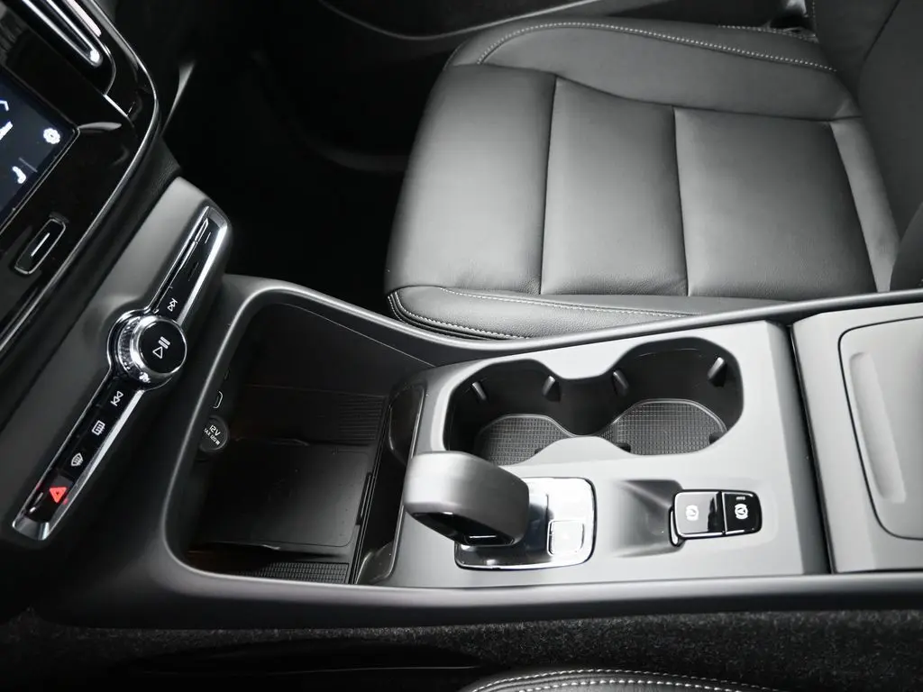 2025 Volvo - image 16