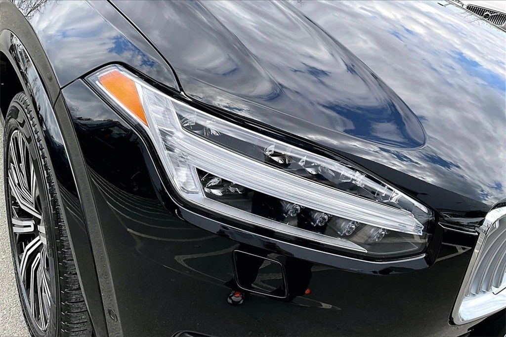 2023 Volvo - image 32