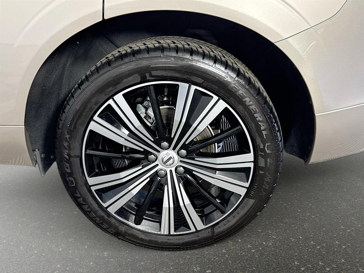 2023 Volvo - image 33