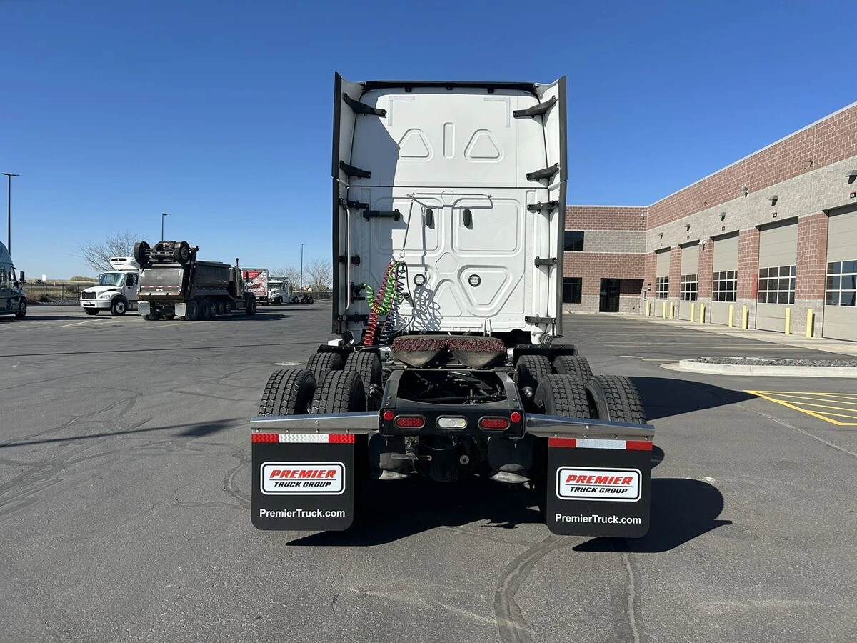 2022 Freightliner Cascadia - image 7