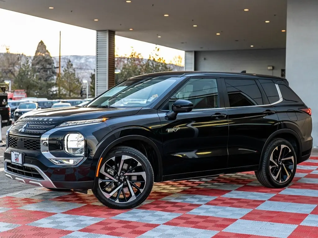 2024 Mitsubishi Outlander Plug-in Hybrid SE's photo