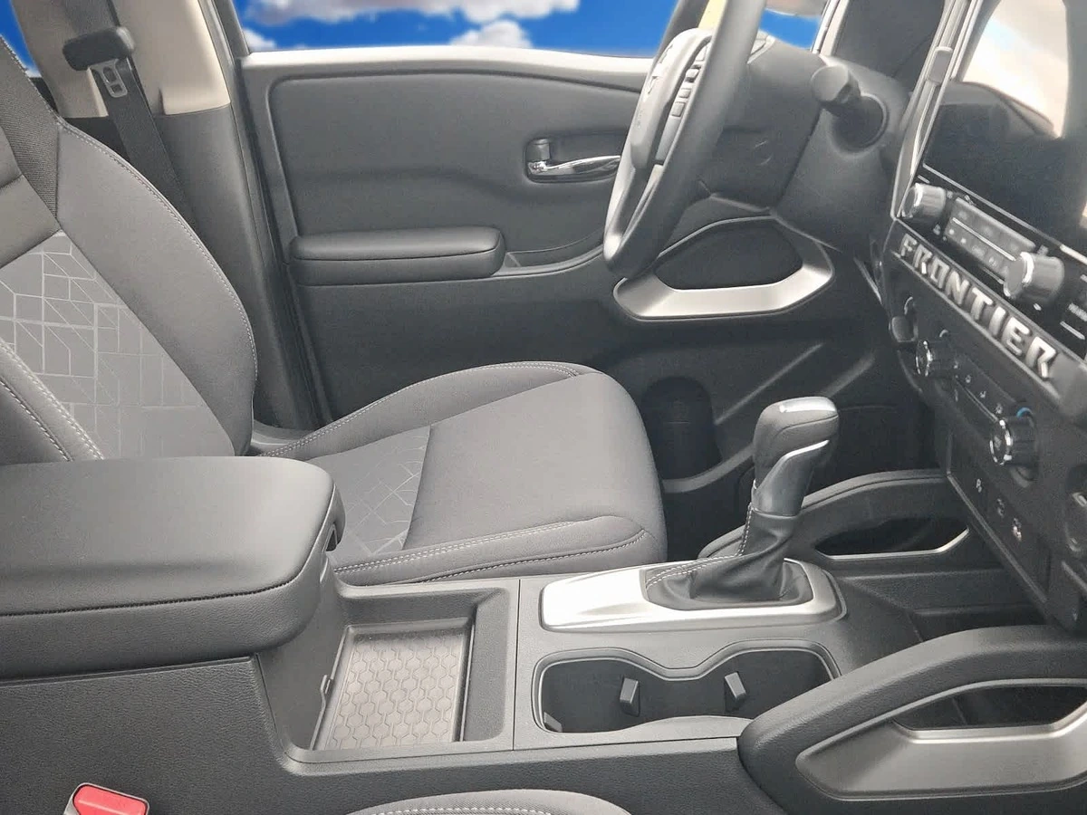 2025 Nissan Frontier SV - Photo 13