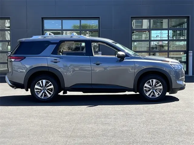 2025 Nissan Pathfinder SL photo 7