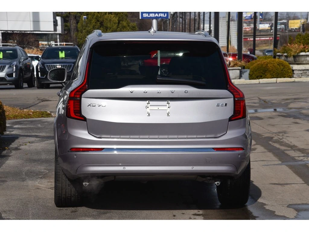 2026 Volvo - image 5