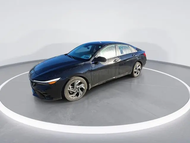 2024 Hyundai Elantra SEL Convenience photo 3
