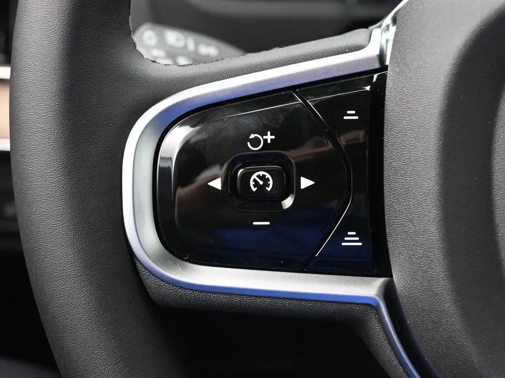 2025 Volvo - image 12