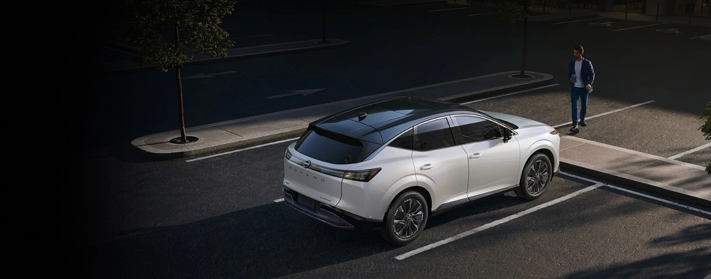 Persona acercándose a un Nissan Murano Platinum 2026 de color blanco