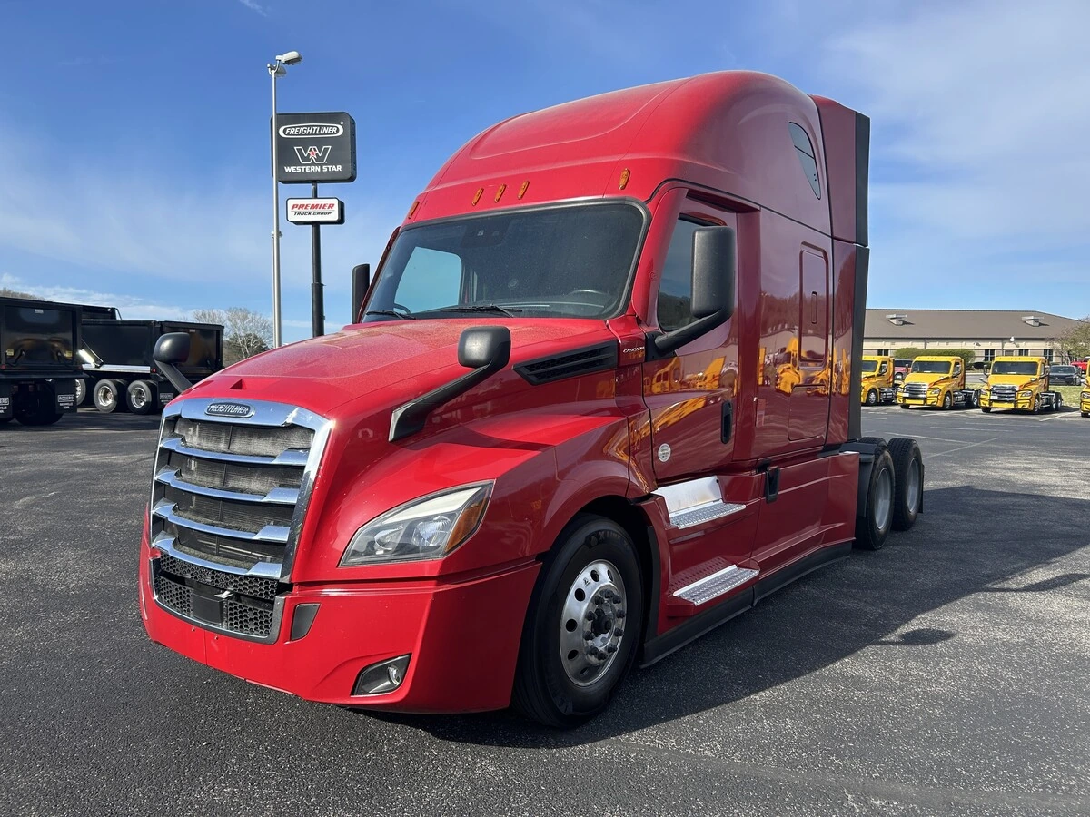 2023 Freightliner Cascadia - image 1
