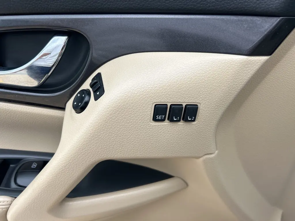 2018 Nissan Rogue SV photo 17