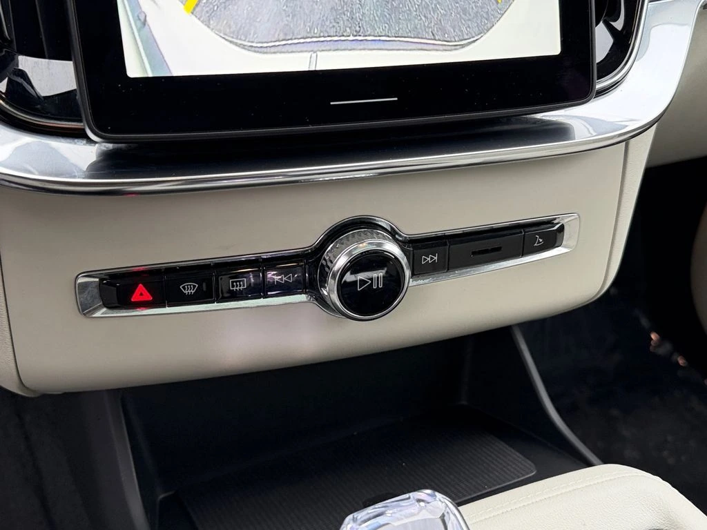 2025 Volvo - image 23