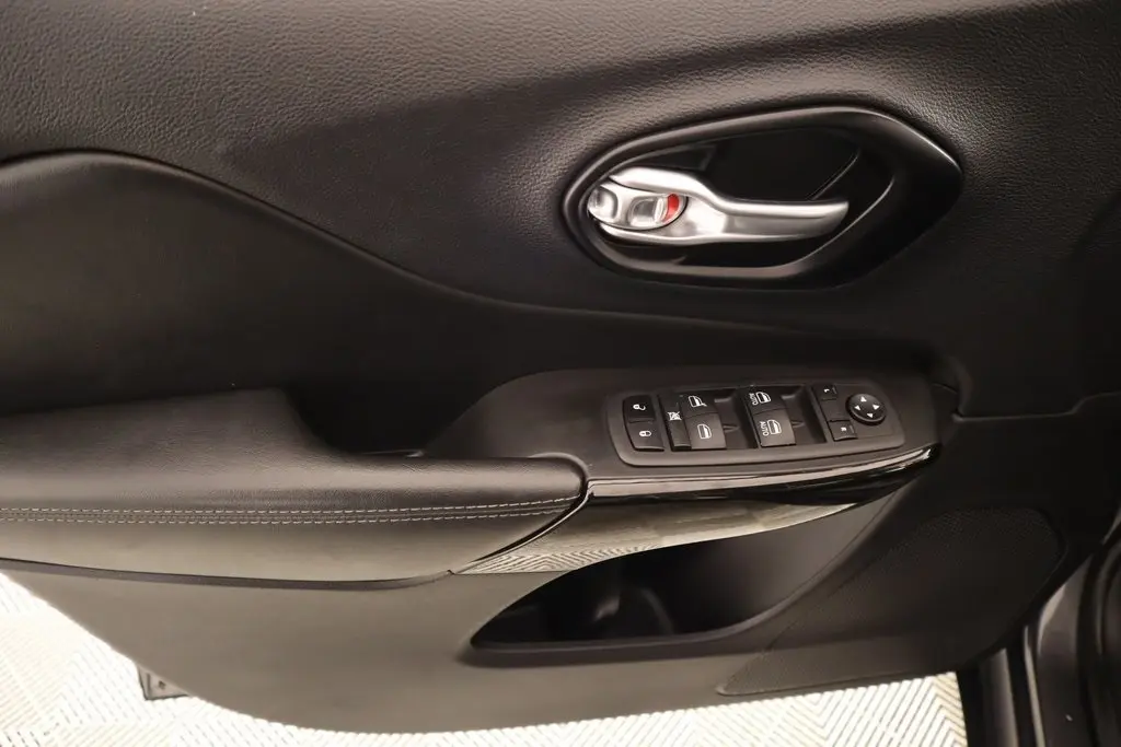2023 Jeep Cherokee Altitude photo 7