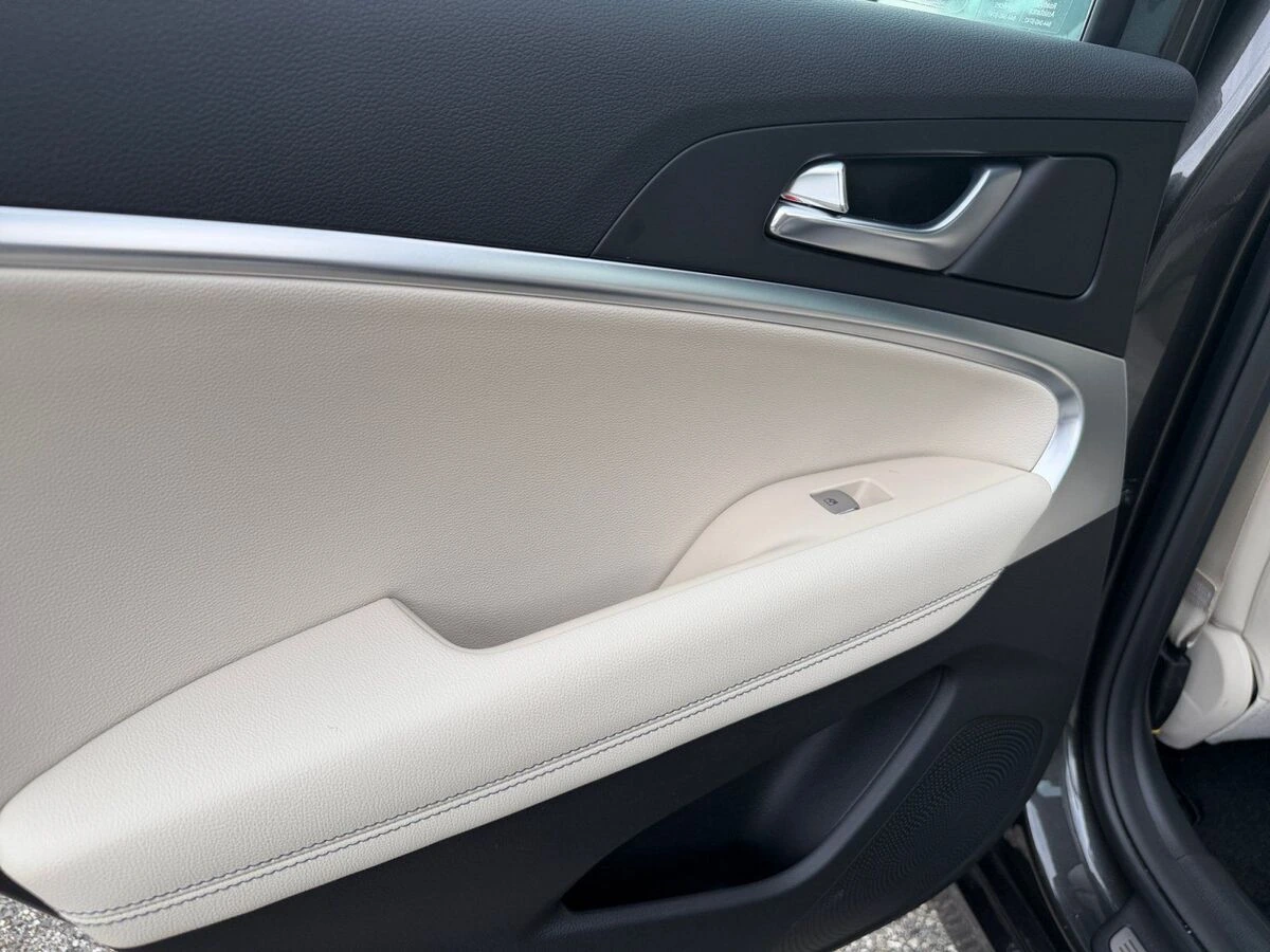 2026 GENESIS G70 Standard - Photo 18