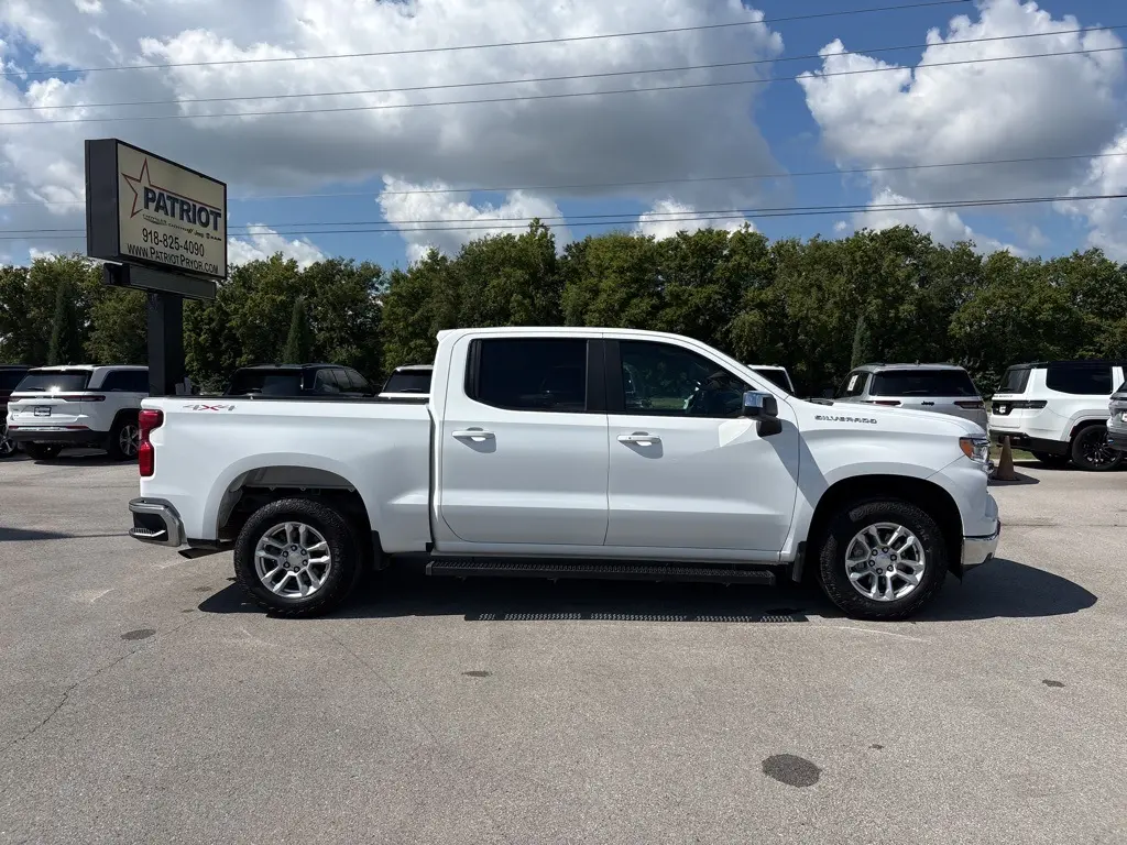 2023 Chevrolet Silverado 1500 LT1 photo 2
