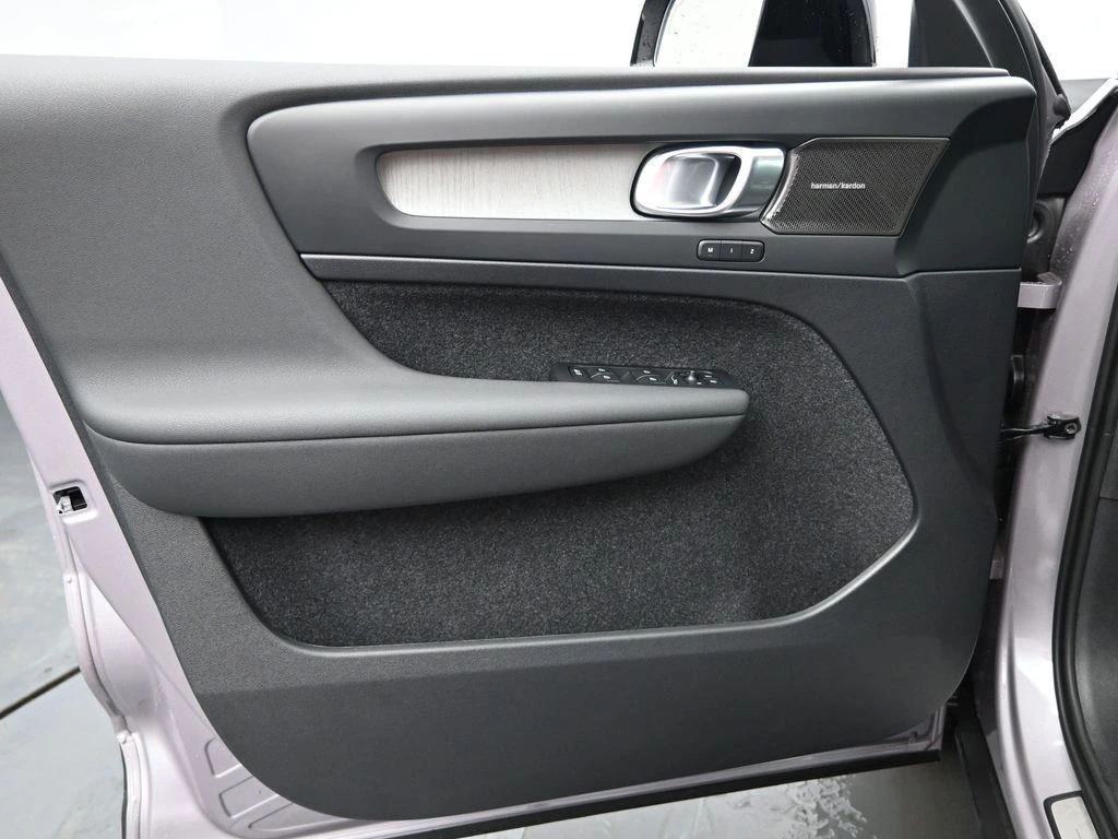 2026 Volvo - image 22