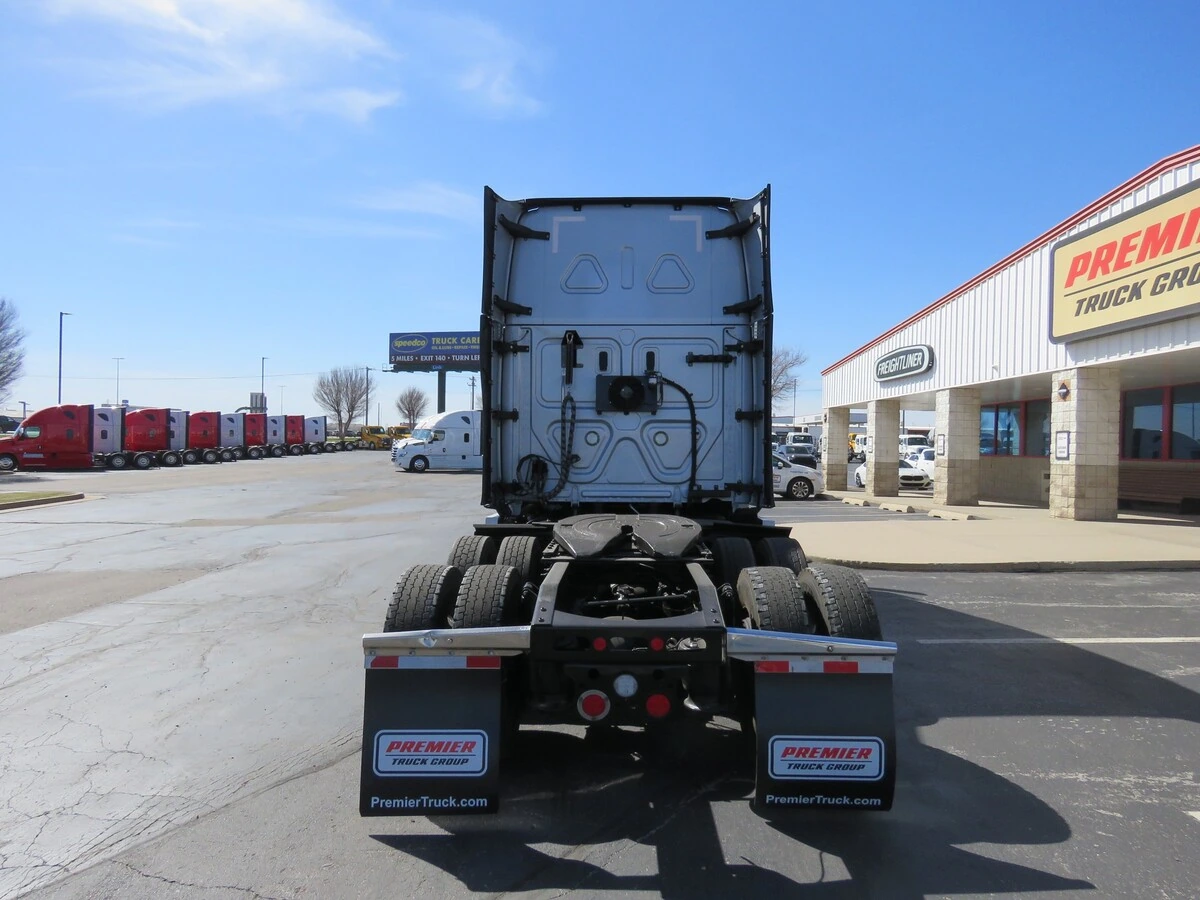 2022 Freightliner Cascadia - image 5