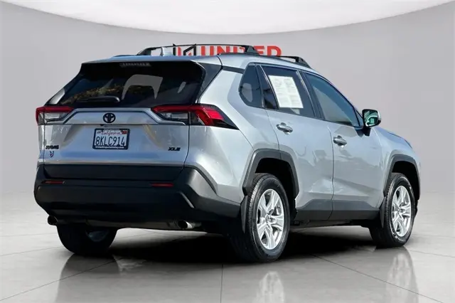 2019 Toyota RAV4 Premium XLE photo 2