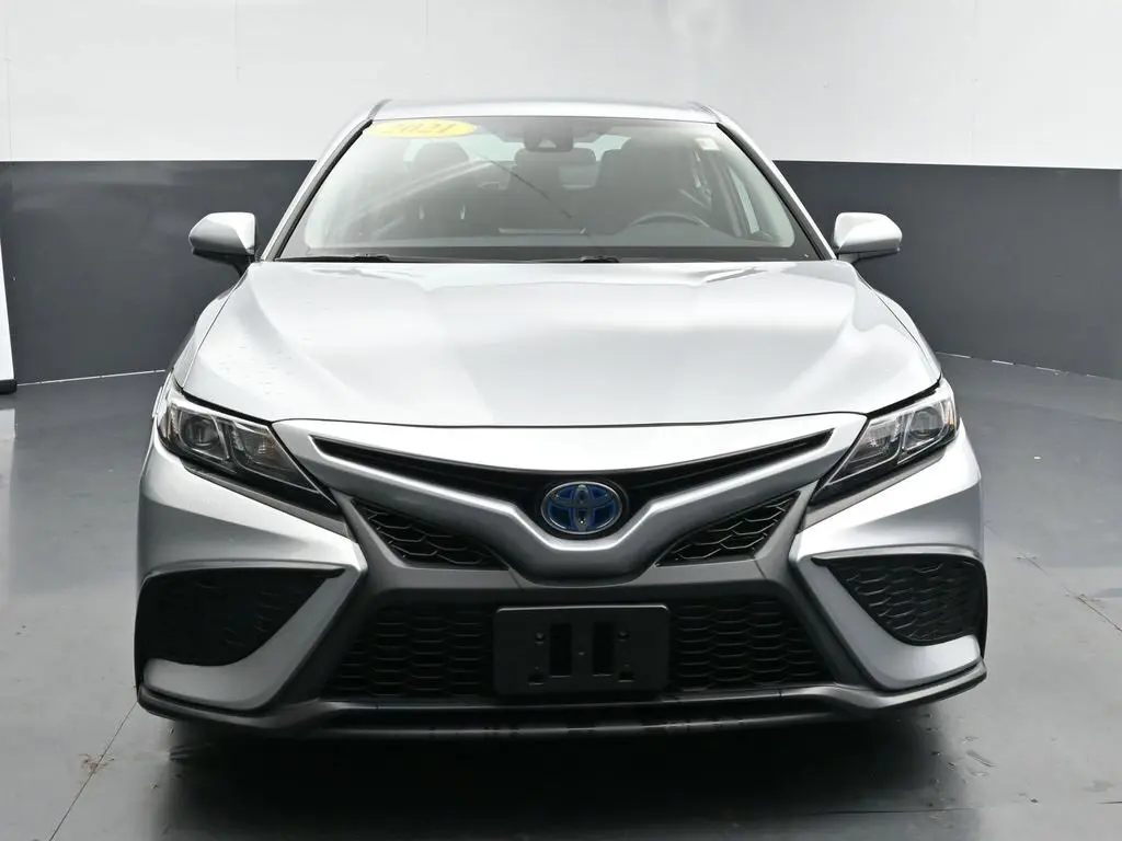 2021 Toyota Camry Hybrid SE photo 3