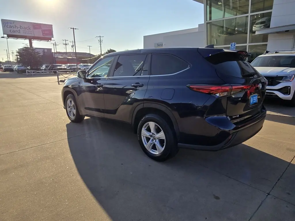 2023 Toyota Highlander L photo 7