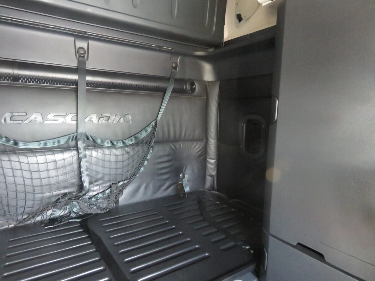 2023 Freightliner Cascadia - image 16