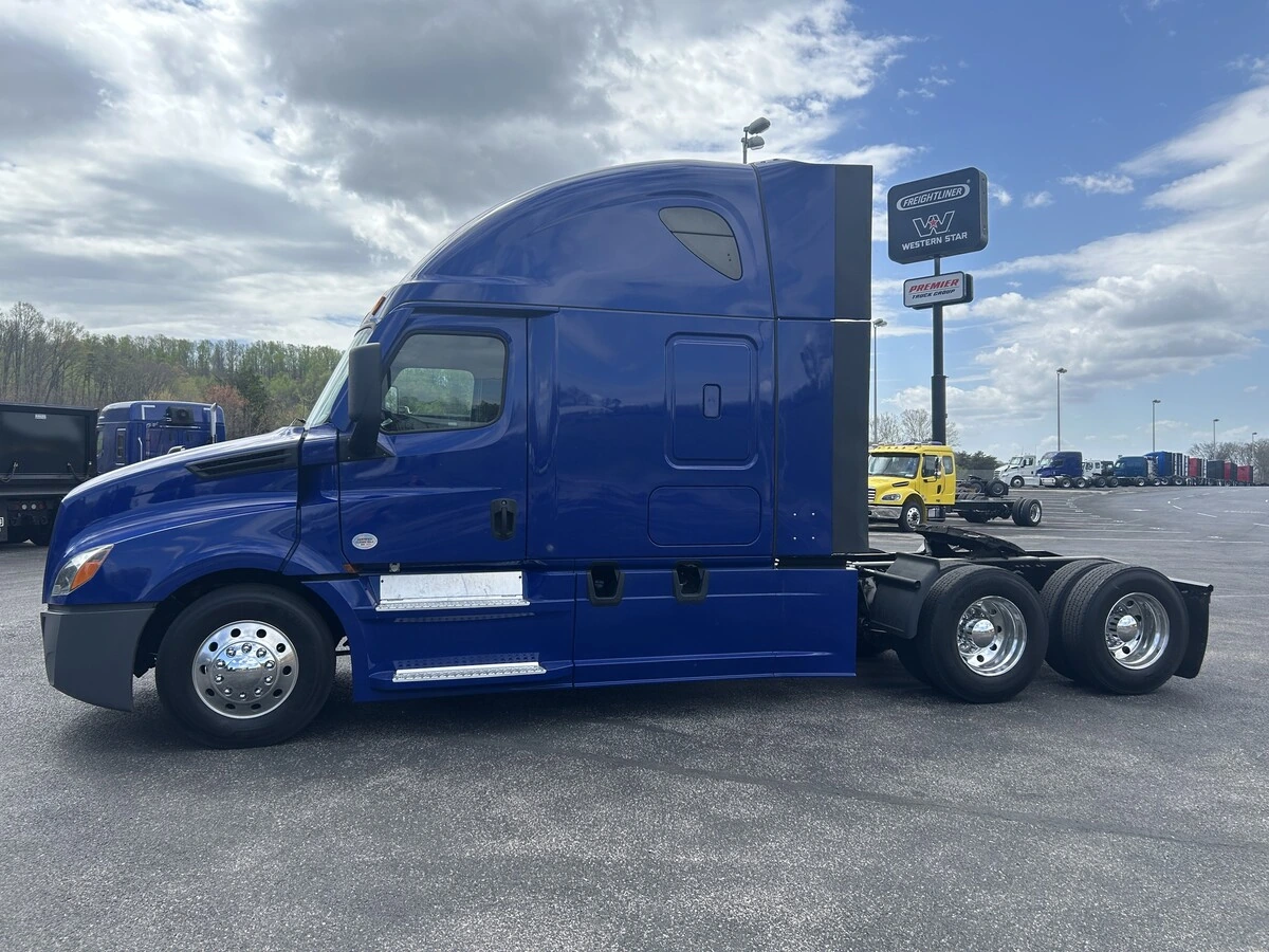 2022 Freightliner Cascadia - image 2