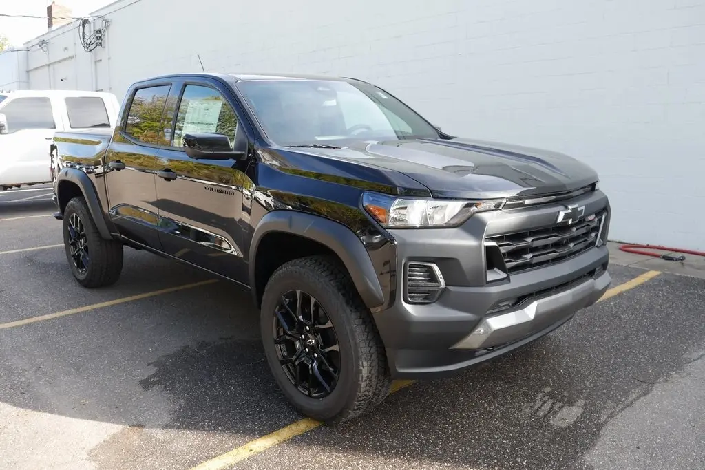 2026 Chevrolet Colorado Trail Boss photo 2