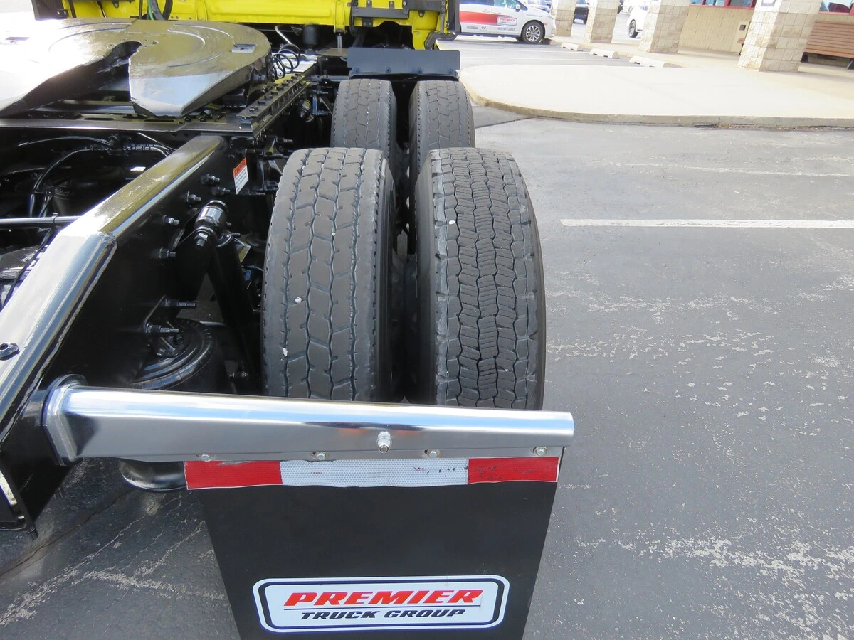 2022 Freightliner Cascadia - image 6