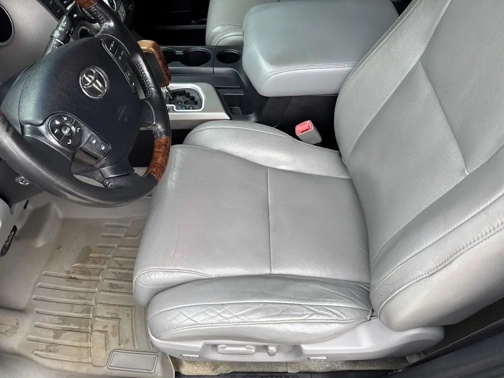 2010 Toyota Sequoia Platinum photo 3