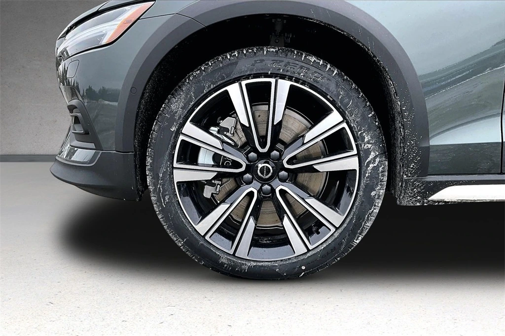 2026 Volvo - image 13