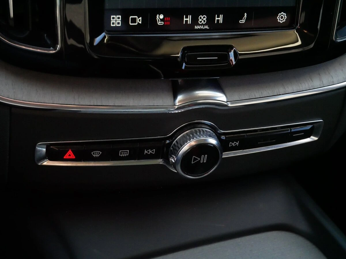 2025 Volvo - image 23