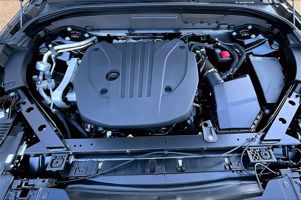2026 Volvo - image 12