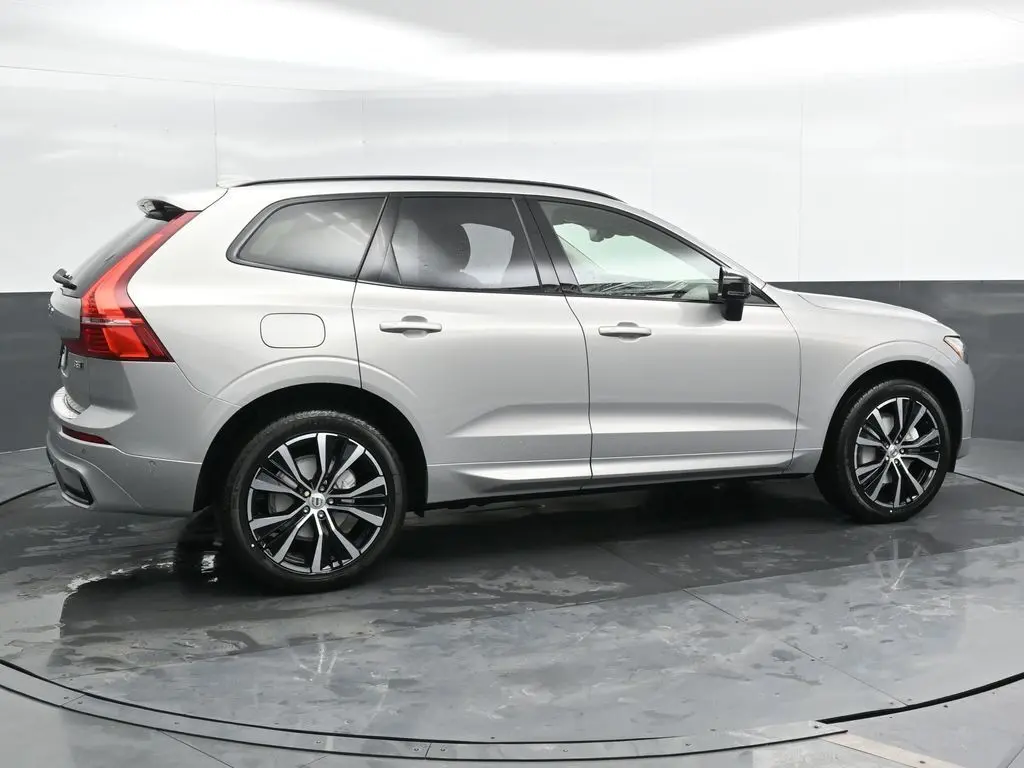 2025 Volvo - image 3